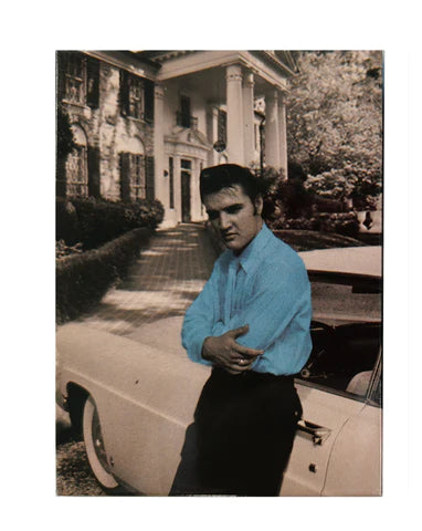 Magnet Elvis  beside car blue shirt